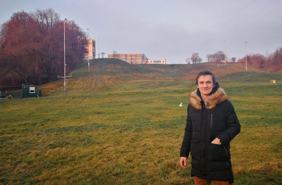 Pirmą kartą Lietuvos istorijoje numatoma vykdyti Lietuvos sniego tinklinio čempionatą Jonavoje, tačiau oro sąlygos nedžiugina - Jonavos slidinėjimo trasos atidarymo teks palaukti