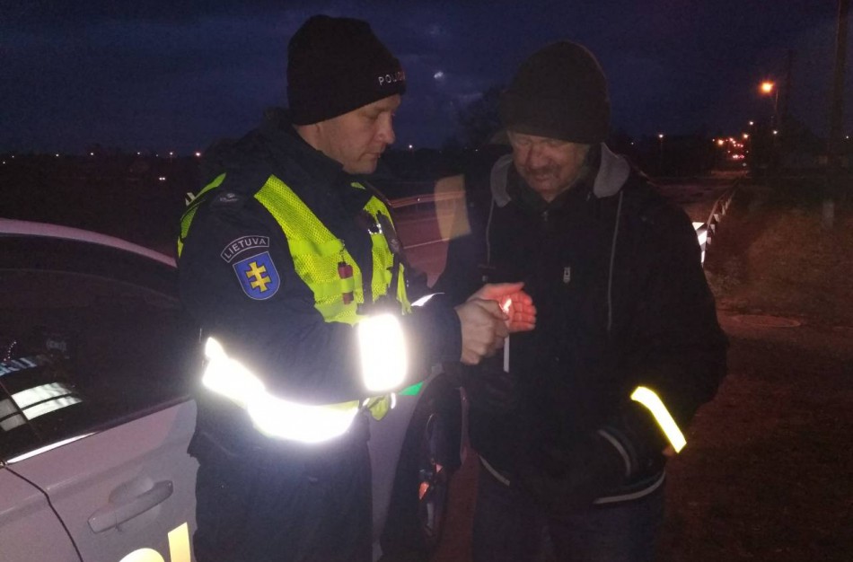 Policijos pareigūnai pradeda netradicinę akciją "Kiekvienas yra pėsčiasis"