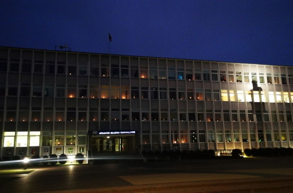 Žvakučių liepsna tamsiuose languose