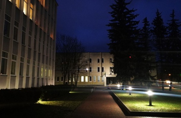 Žvakučių liepsna tamsiuose languose