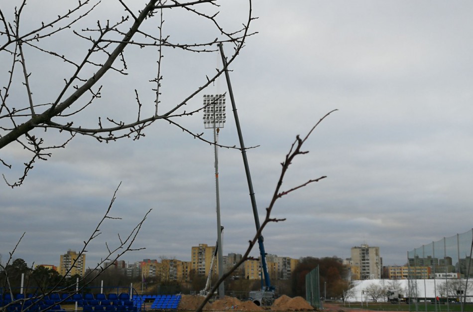 Stadione įrengiamas naujas apšvietimas