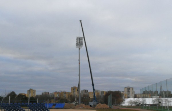 Stadione įrengiamas naujas apšvietimas