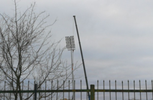 Stadione įrengiamas naujas apšvietimas