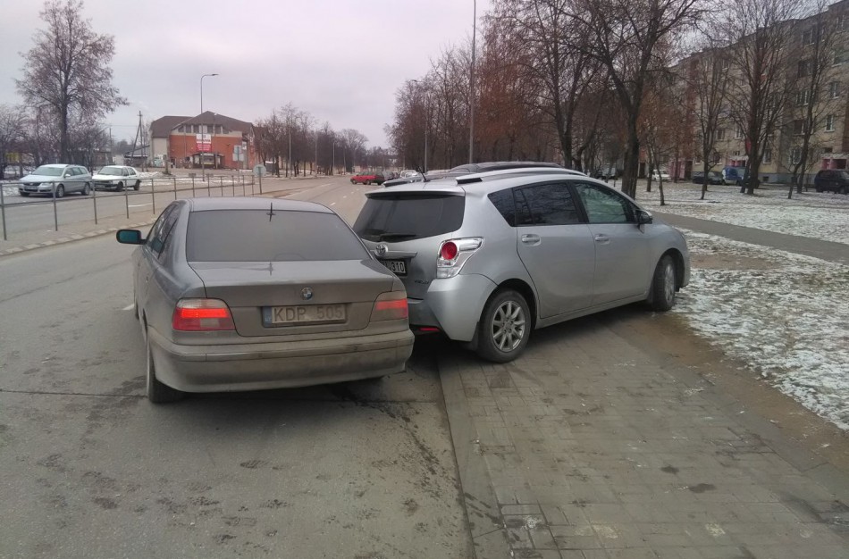 Girtas vairuotojas apgadino 4 automobilius 