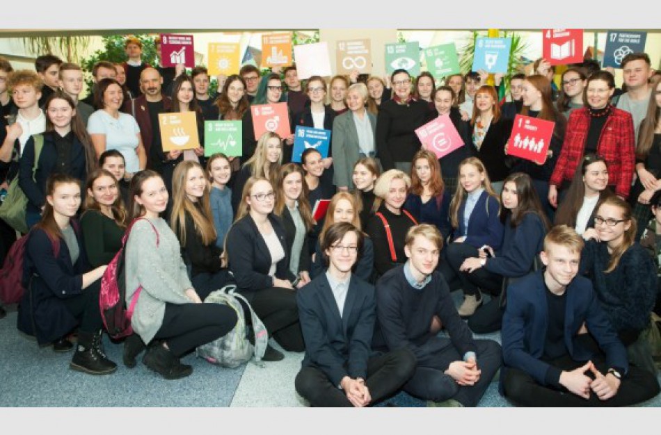 Už gimnazistų rašinius - nešiojamieji kompiuteriai su mobiliuoju internetu 