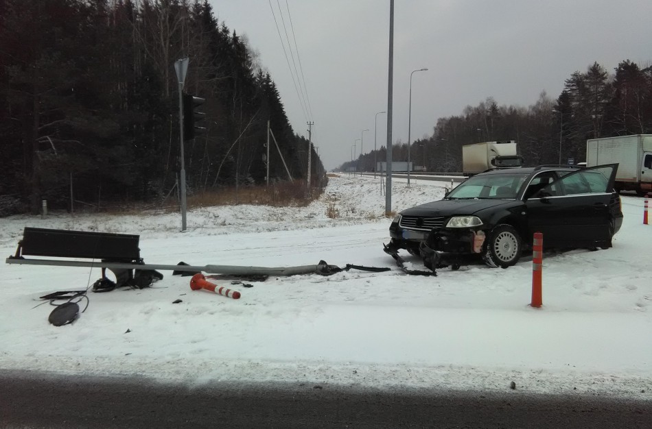 Dėl slidžios kelio dangos sugadintas šviesoforas 