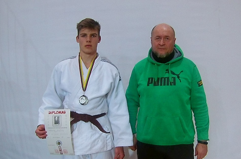 Jaunasis dziudistas pasidabino sidabru