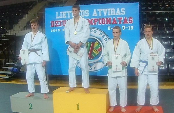 Jaunasis dziudistas pasidabino sidabru