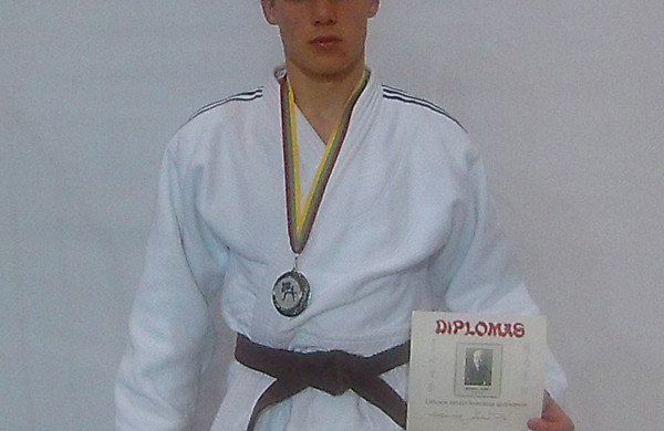 Jaunasis dziudistas pasidabino sidabru