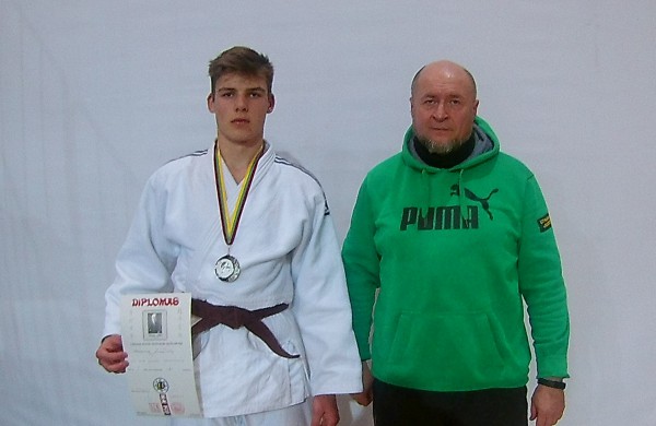 Jaunasis dziudistas pasidabino sidabru