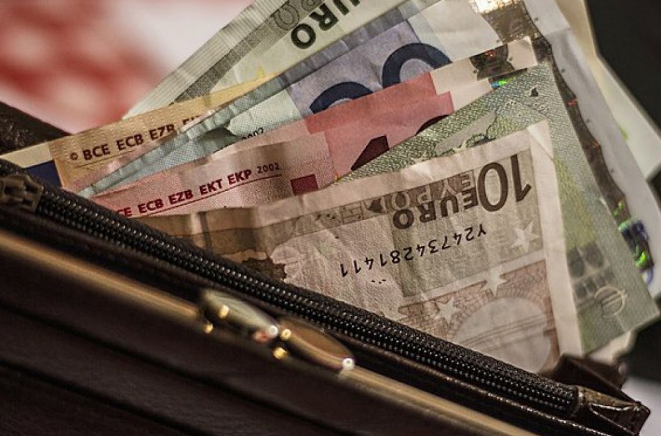 Bandė papirkti pareigūną 