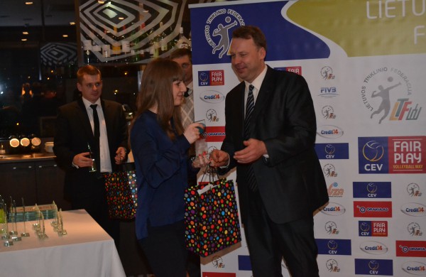 Apdovanoti tinklinio treneriai, žaidėjai, žiniasklaidos atstovai