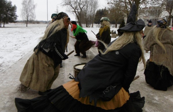 Raganų šėlsmas, degant Užgavėnių laužui Kuigaliuose