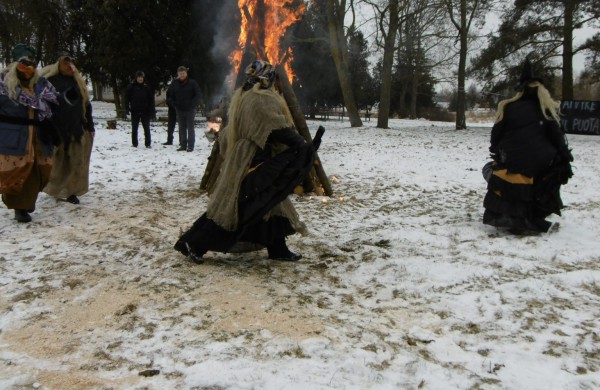 Raganų šėlsmas, degant Užgavėnių laužui Kuigaliuose