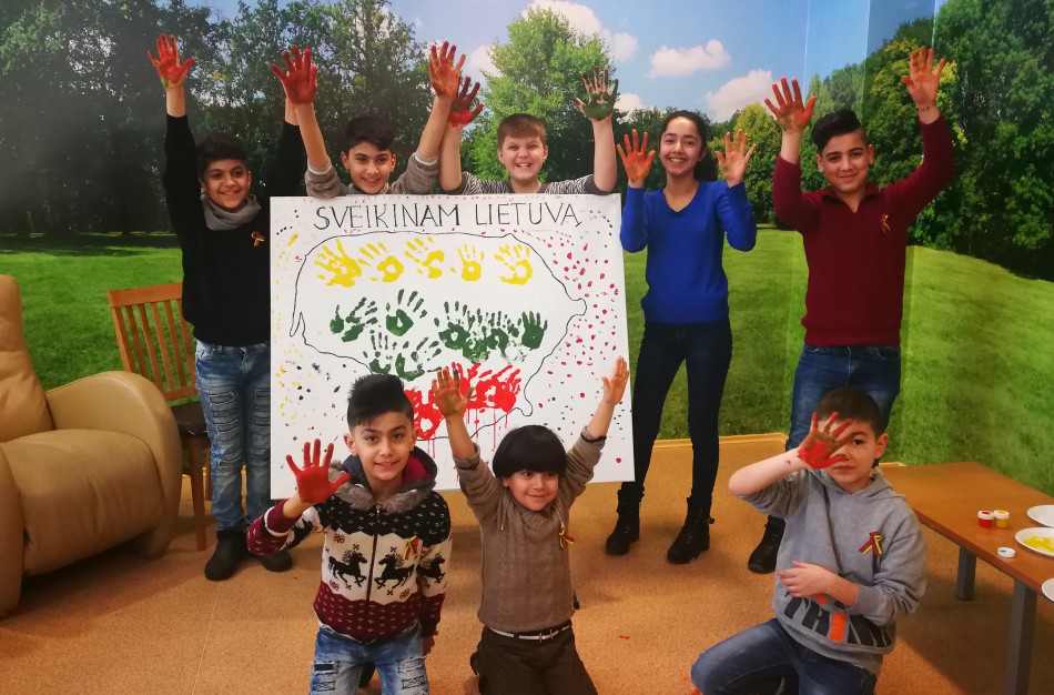Kaip Lietuvą su gimtadieniu sveikina užsieniečiai?