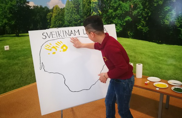 Kaip Lietuvą su gimtadieniu sveikina užsieniečiai?