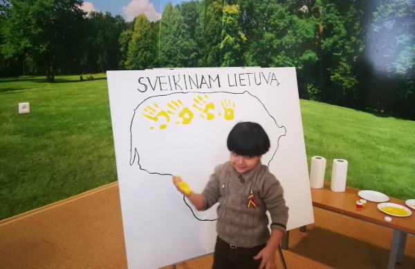 Kaip Lietuvą su gimtadieniu sveikina užsieniečiai?