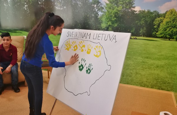 Kaip Lietuvą su gimtadieniu sveikina užsieniečiai?