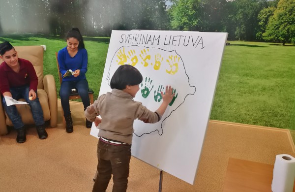 Kaip Lietuvą su gimtadieniu sveikina užsieniečiai?