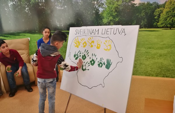 Kaip Lietuvą su gimtadieniu sveikina užsieniečiai?