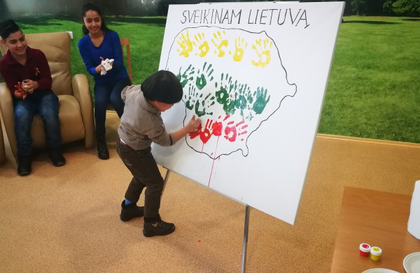 Kaip Lietuvą su gimtadieniu sveikina užsieniečiai?