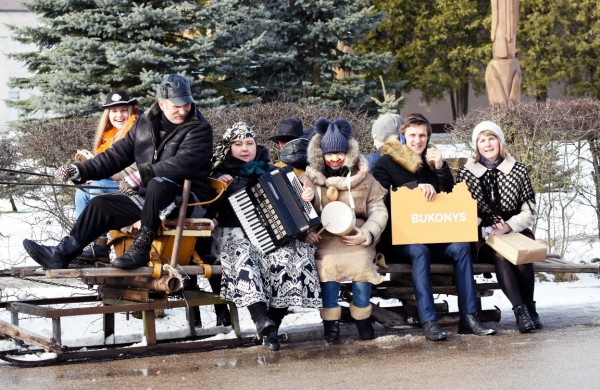 Šimtmečio kelionės dalyviai sutinkami seniūnijose