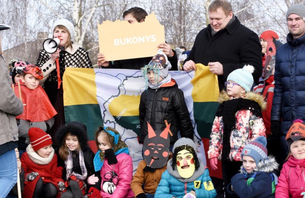 Šimtmečio kelionės dalyviai sutinkami seniūnijose