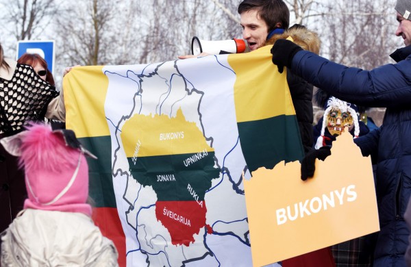 Šimtmečio kelionės dalyviai sutinkami seniūnijose