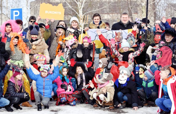 Šimtmečio kelionės dalyviai sutinkami seniūnijose