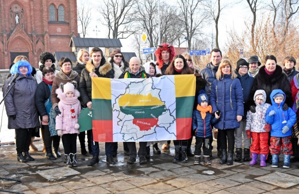 Šimtmečio kelionės dalyviai sutinkami seniūnijose