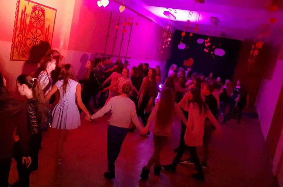 Mokinių Valentino diskotekoje surinkti pinigai bus skirti Ervino Dimšos šeimai