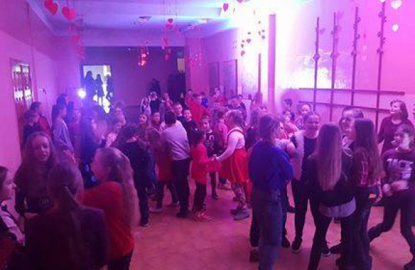 Mokinių Valentino diskotekoje surinkti pinigai bus skirti Ervino Dimšos šeimai