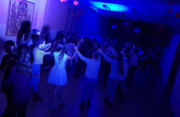 Mokinių Valentino diskotekoje surinkti pinigai bus skirti Ervino Dimšos šeimai