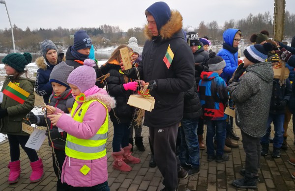 Akcija „Lietuvai linkiu...“ papuošė Jonavos Neries krantinę