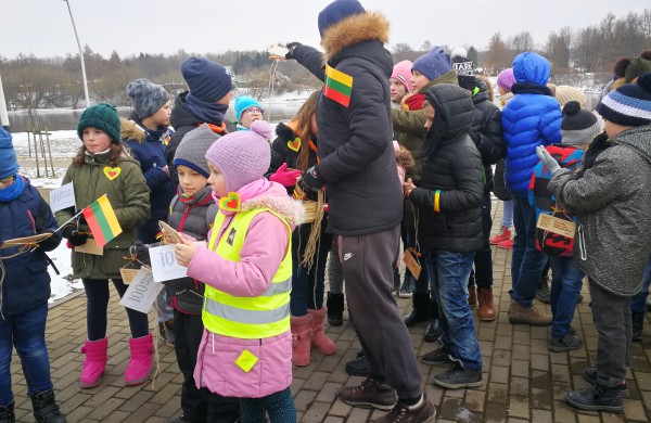 Akcija „Lietuvai linkiu...“ papuošė Jonavos Neries krantinę