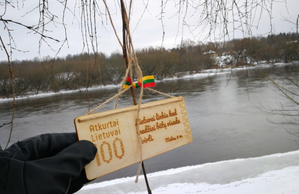 Akcija „Lietuvai linkiu...“ papuošė Jonavos Neries krantinę