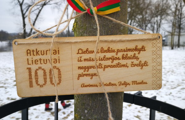 Akcija „Lietuvai linkiu...“ papuošė Jonavos Neries krantinę