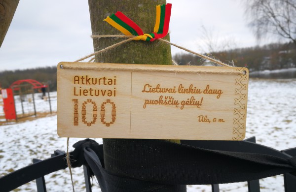 Akcija „Lietuvai linkiu...“ papuošė Jonavos Neries krantinę