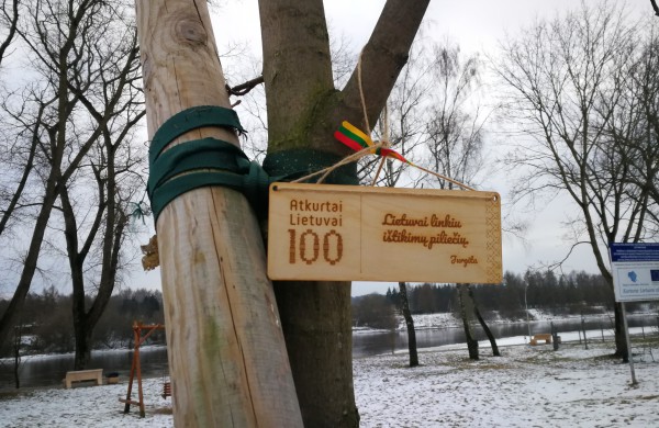 Akcija „Lietuvai linkiu...“ papuošė Jonavos Neries krantinę