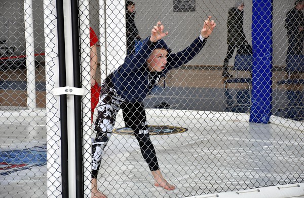 Sporto arenoje grumiasi MMA kovotojai