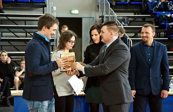 Sporto arenoje grumiasi MMA kovotojai