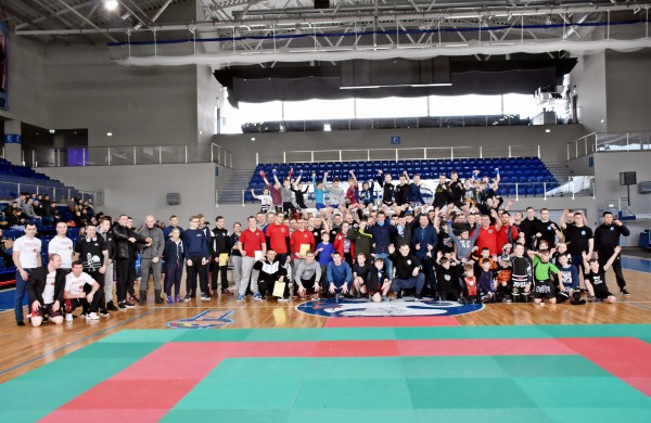 Sporto arenoje grumiasi MMA kovotojai