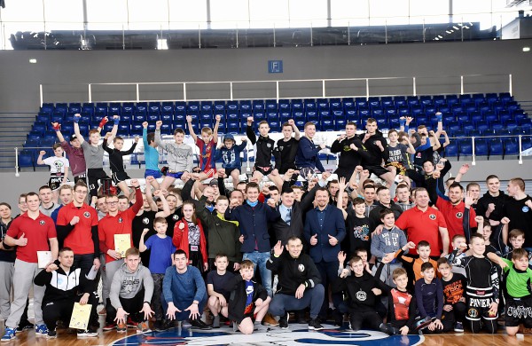 Sporto arenoje grumiasi MMA kovotojai