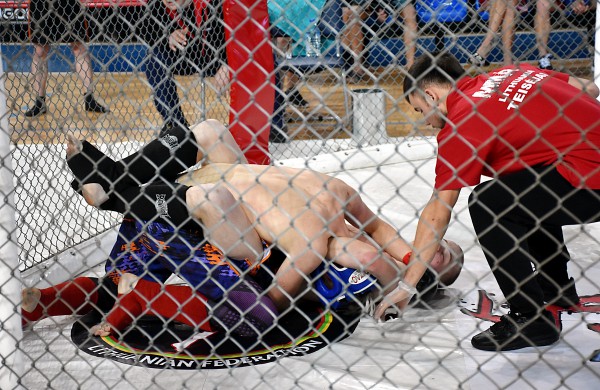 Sporto arenoje grumiasi MMA kovotojai