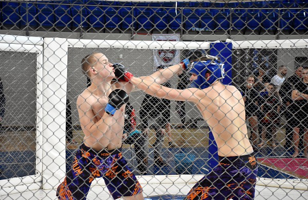 Sporto arenoje grumiasi MMA kovotojai