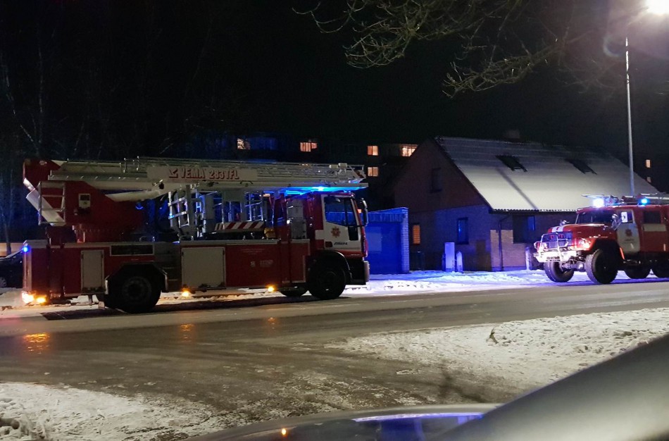 Į butą antrame aukšte teko patekti ištraukiamų kopėčių pagalba