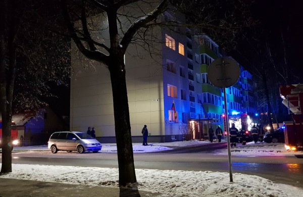 Į butą antrame aukšte teko patekti ištraukiamų kopėčių pagalba