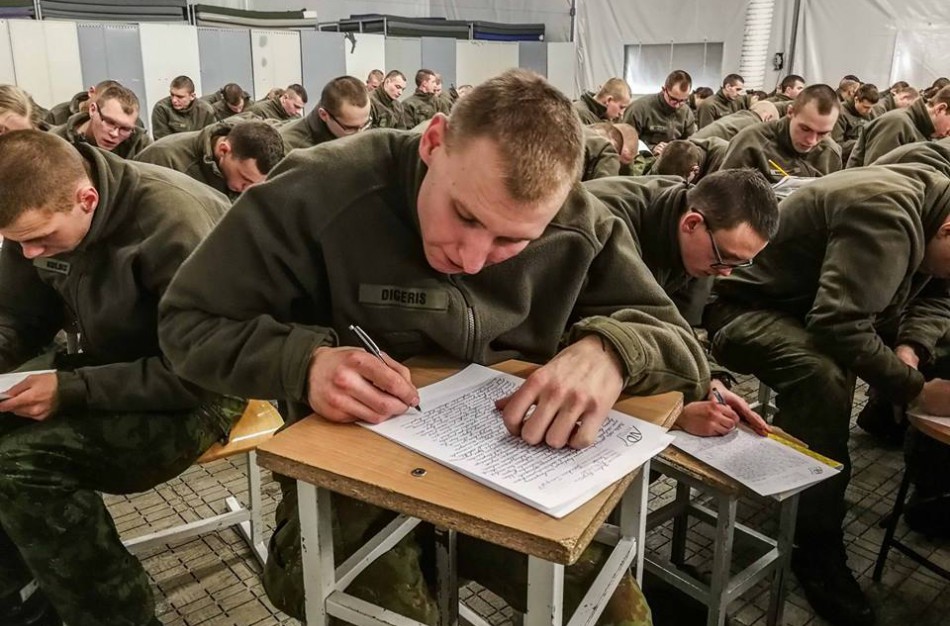 Lietuvių kalbos žinias kariai pasitikrino rašydami nacionalinį diktantą