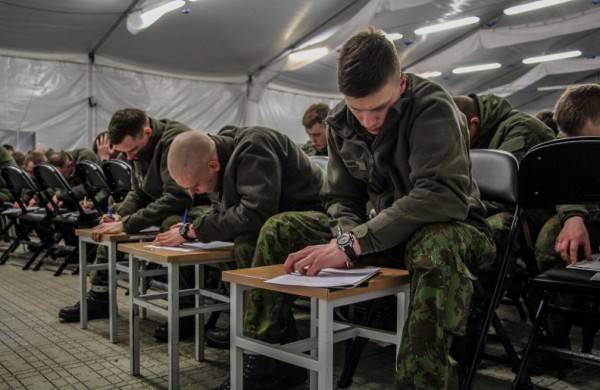 Lietuvių kalbos žinias kariai pasitikrino rašydami nacionalinį diktantą