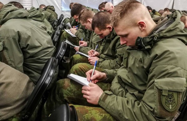 Lietuvių kalbos žinias kariai pasitikrino rašydami nacionalinį diktantą